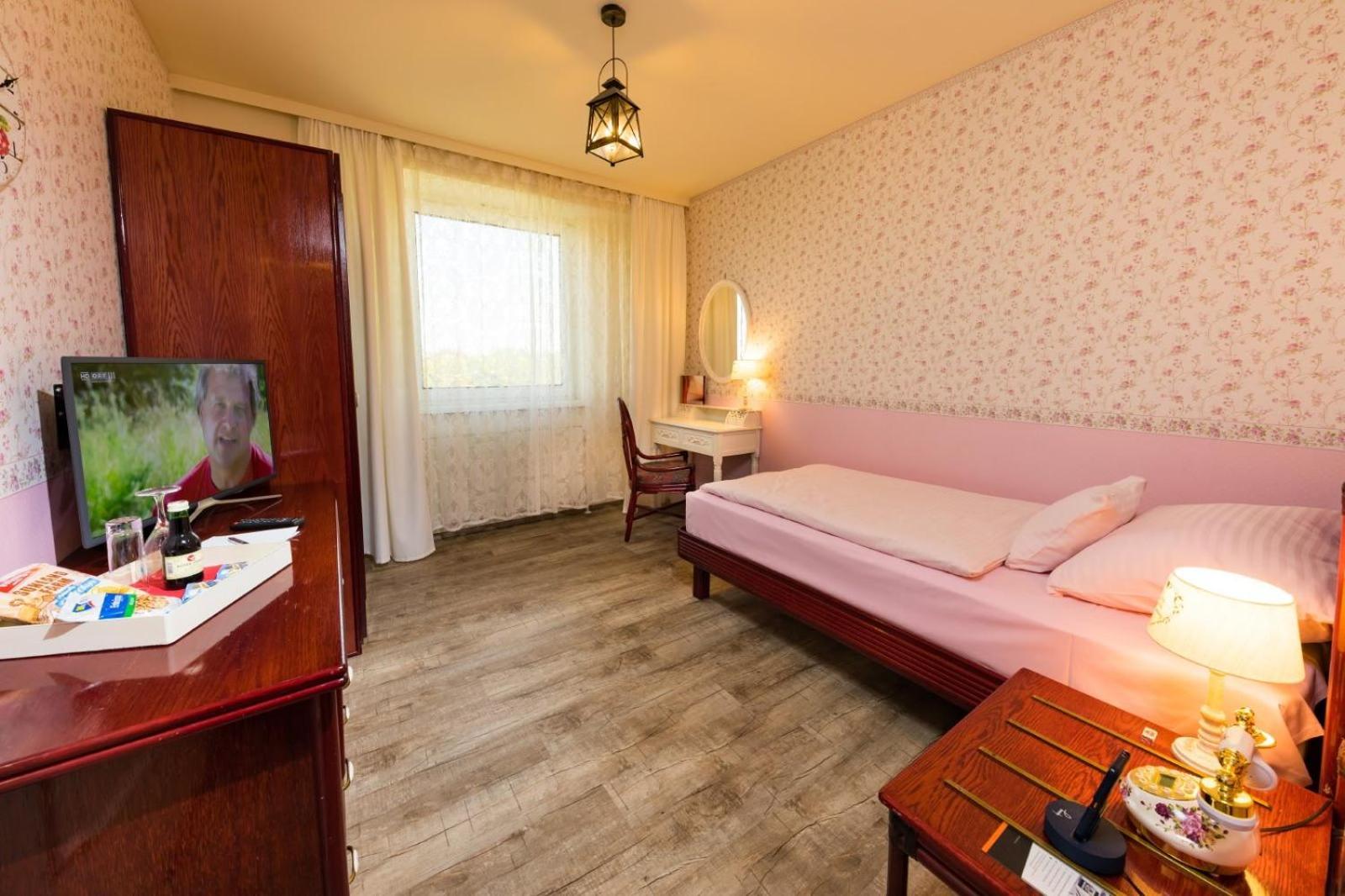 Hotel Freizeittempel วีเนอร์นอยชตัดท์ ภายนอก รูปภาพ
