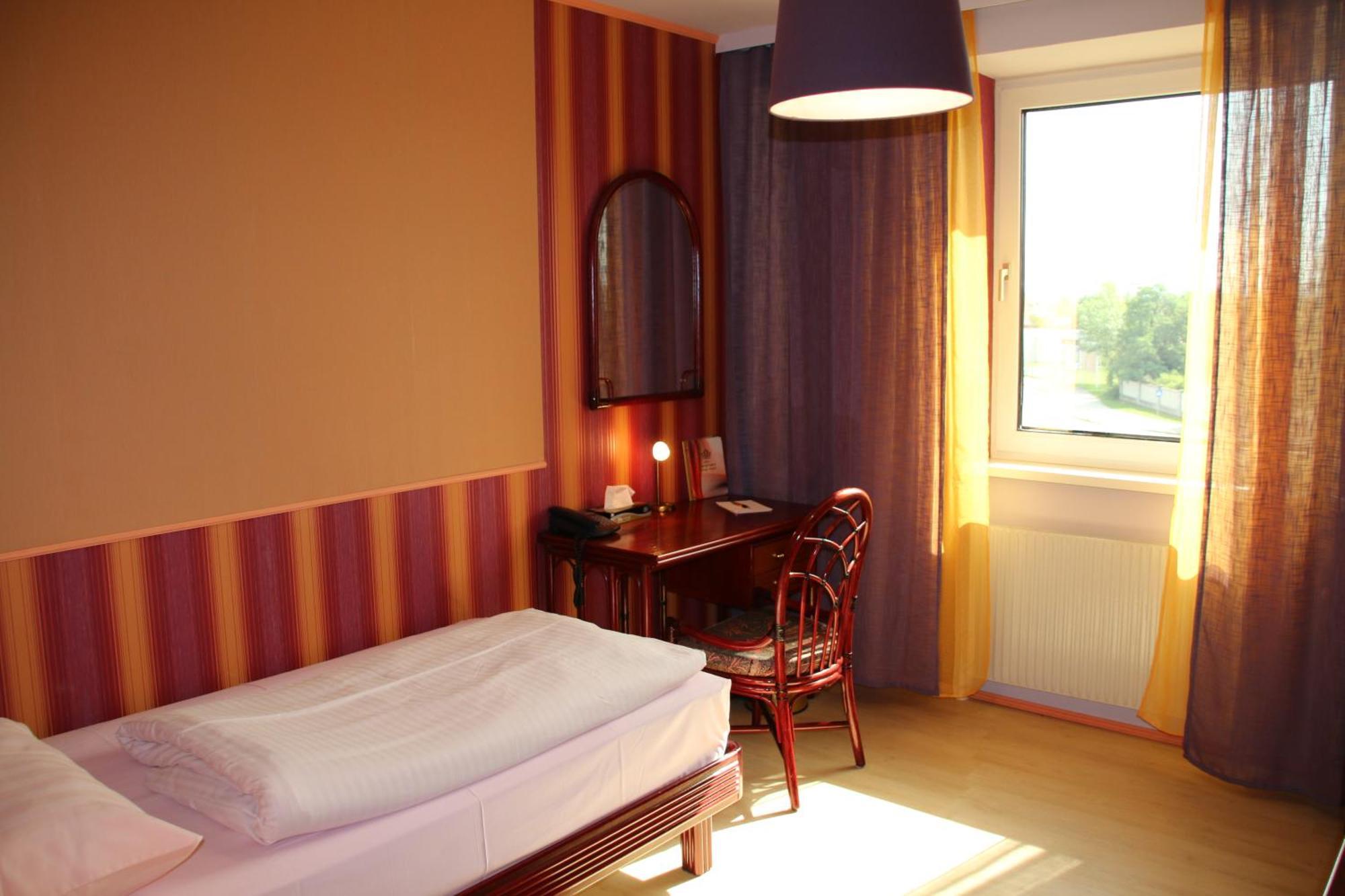 Hotel Freizeittempel วีเนอร์นอยชตัดท์ ภายนอก รูปภาพ